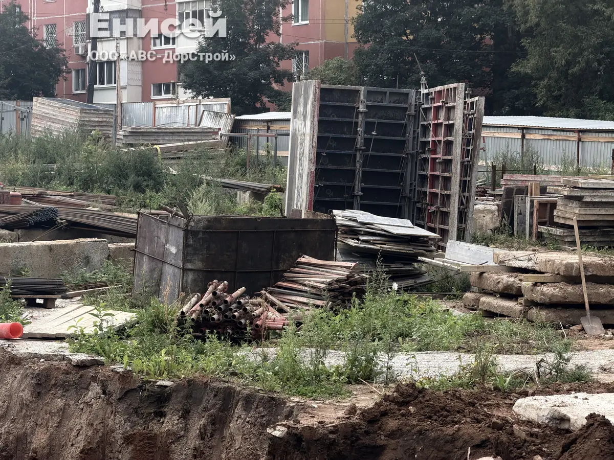 Разработка котлована под МКД в г. Перми, на ул. Капитана Гастелло, д. 21.